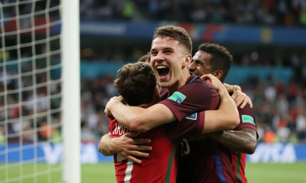 足球运动员与队友们庆祝进球，充满激情